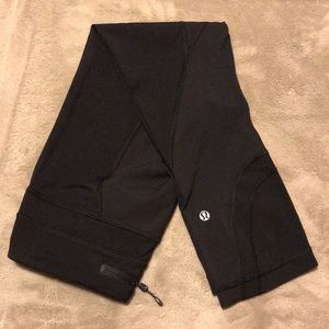 Women’s 6 Lululemon Cropped Yoga Pants (capris)